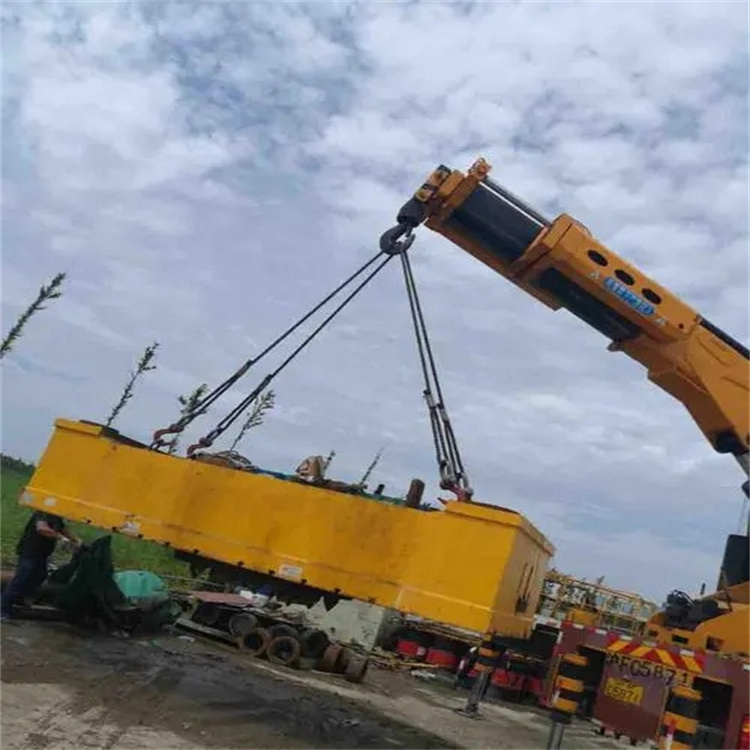 潜江吊运集装箱的吊车